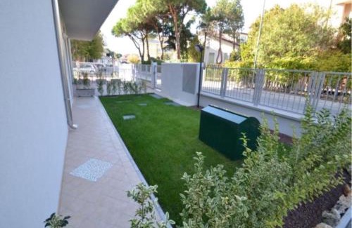 Rosapineta Apartment | Modern flat with private garden in Rosolina Mare
