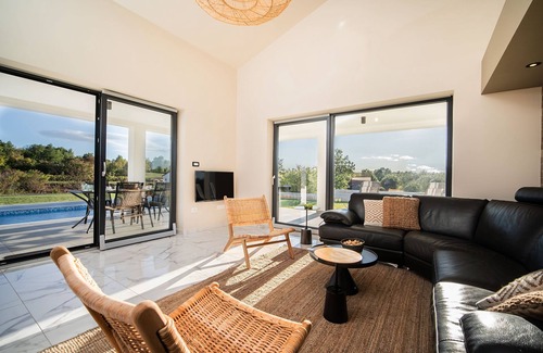 Topid House | Modern holiday home with spacious garden & pool