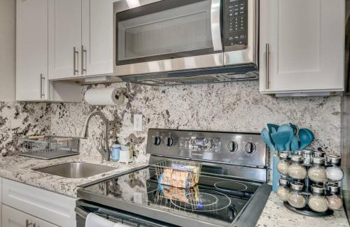 Central Fort Lauderdale Apartment | Modern home 10 minutes from Fort Lauderdale beach!