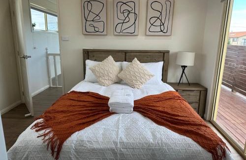 Greenwell Point House | Modern Home 4mins drive to Oyster Farm & River with Free Parking