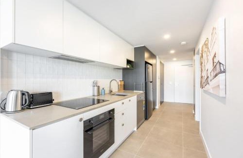 Phillip Apartment | Modern Homy 1B1B APT Pool Gym Cinema Westfield Cafe
