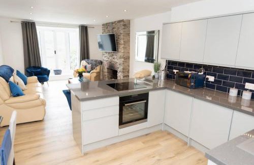Looe House | Modern House in Looe, Near Beach and Bars with Great Views and free access to a nearby Indoor Swimming Pool