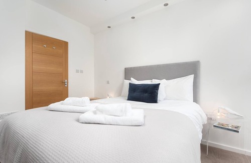 Grove Apartment | Modern Kingston Home close to Hampton Court Palace by UnderTheDoormat
