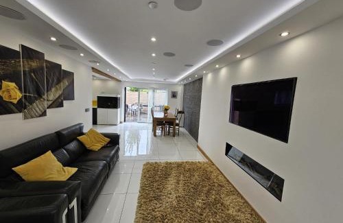 St George House | Modern large open plan 4 bed property in Abergele