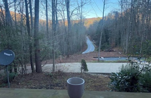 Sunset House | Modern Log Cabin near Lake Keowee sleeps 6-8 Hunting and Hicking Trails