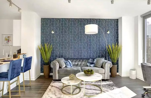 Old Town Condo | Modern Lux Apt, FastWi-Fi, POOL, Huge Gym, KingBedn