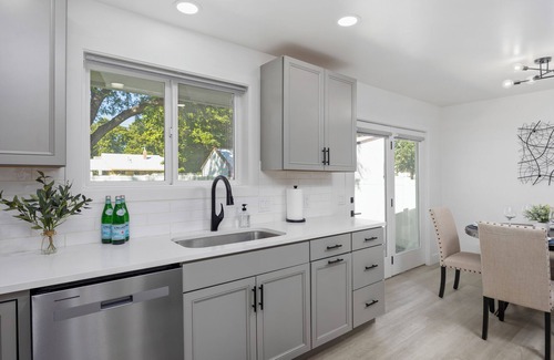Burley House | Modern Luxe B 2BR Retreat by Modern Space Properties