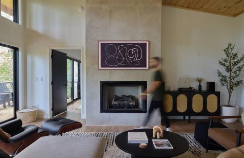 Ellijay Ski Chalet | Modern luxury cabin with hot tub on river