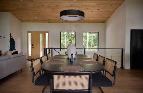 Ellijay Ski Chalet | Modern luxury cabin with hot tub on river