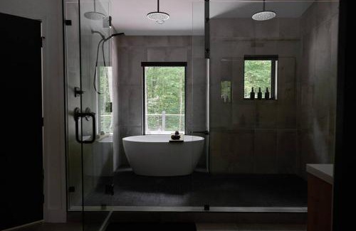 Ellijay Ski Chalet | Modern luxury cabin with hot tub on river