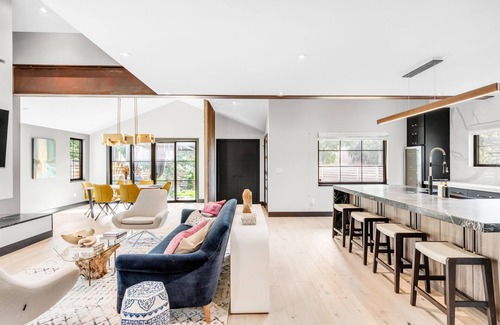Newlands House | Modern Luxury Home Convenient to Downtown & Pearl