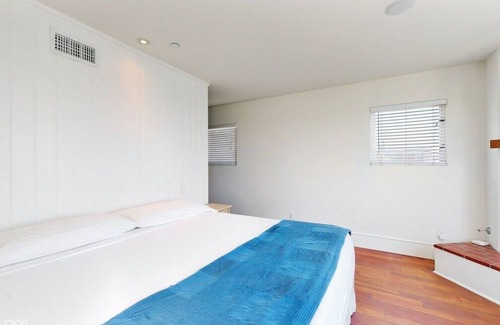 Eastern Malibu House | Modern Malibu · Beachfront 3bdrm 3 ba w/Surfboards