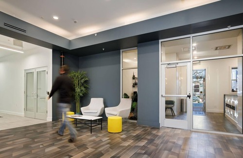Hanover Place Apartment | Modern MW Studio with Gym by Zencity