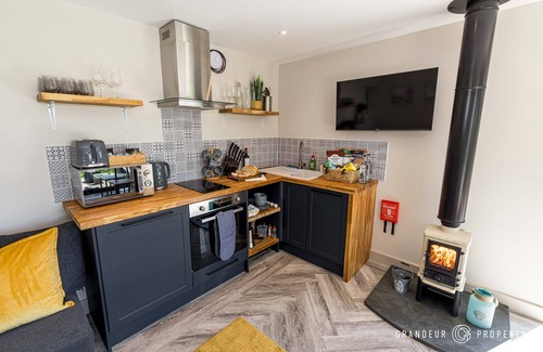 New Forest District Cabin | Modern Riverside Lodge with Hot Tub in Sopley, New Forest.