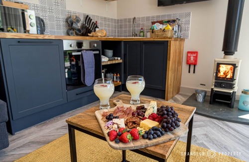 New Forest District Cabin | Modern Riverside Lodge with Hot Tub in Sopley, New Forest.