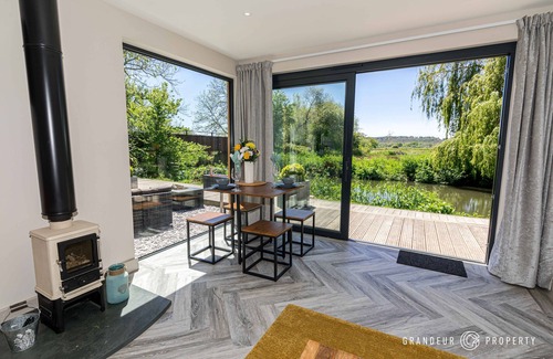 New Forest District Cabin | Modern Riverside Lodge with Hot Tub in Sopley, New Forest.