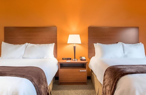 Wixom Hotel | Modern Room w/Kitchen Near Suburban Collection Showplace & Lyon Oaks County