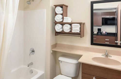 Wixom Hotel | Modern Room w/Kitchen Near Suburban Collection Showplace & Lyon Oaks County