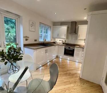 Sprowston House | Modern + Secluded 3 bed, 10 mins into city centre