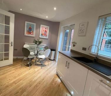 Sprowston House | Modern + Secluded 3 bed, 10 mins into city centre