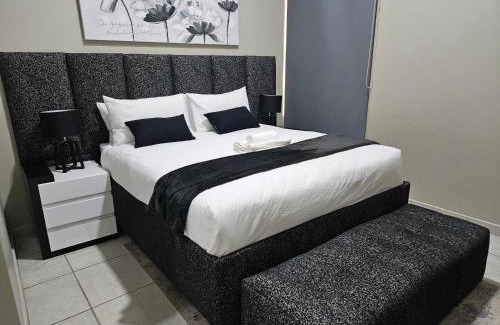 Greater Johannesburg Metropolitan Area Apartment | Modern spacious 1BR apartment at The Bolton Rosebank
