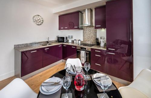 Reading Apartment | Modern & spacious 2-bed flat with secure parking