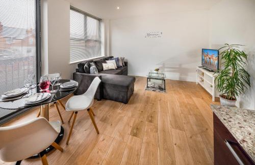 Reading Apartment | Modern & spacious 2-bed flat with secure parking