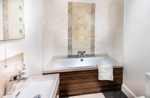 Reading Apartment | Modern & spacious 2-bed flat with secure parking