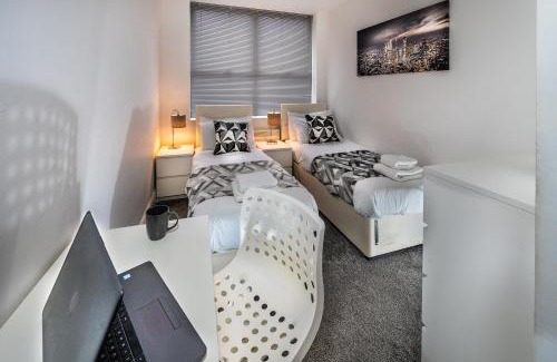 Reading Apartment | Modern & spacious 2-bed flat with secure parking