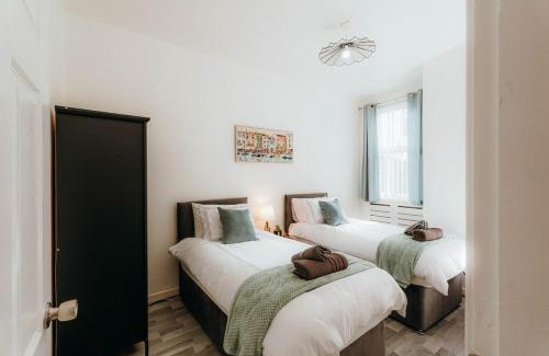 Bootle House | Modern Spacious 4 Bed - Sleeps 7