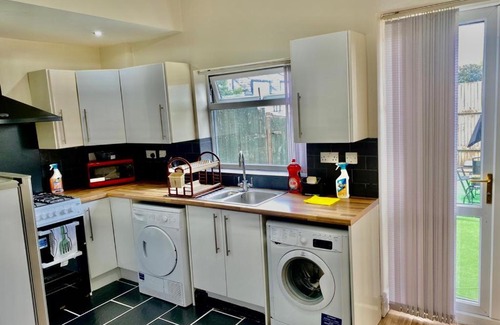 Manchester Apartment | Modern, spacious and comfortable 3 bedroom home.