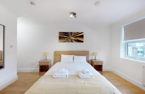 Whitechapel Apartment | Modern split level 1 bedroom flat in Aldgate