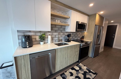 Downtown Halifax Apartment | Modern & spotless, 1 Bedroom Downtown Halifax with 6 appliancs