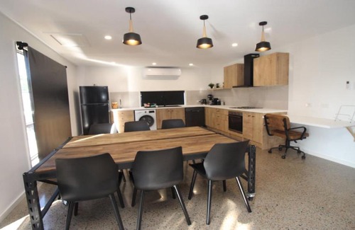 Horseshoe Bay House | Modern Stay On The Bay