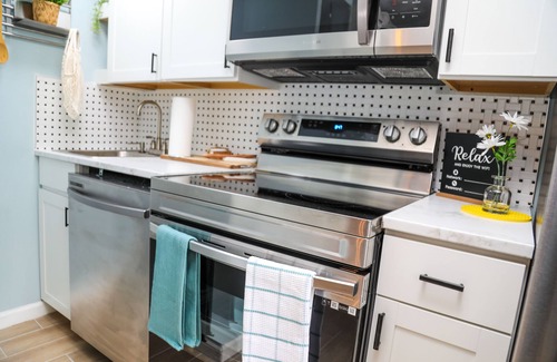 San Marco Cottage | Modern studio cottage with private patio and parking