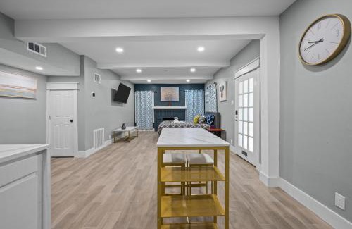 Neartown Apartment | Modern Studio Retreat with Free Park
