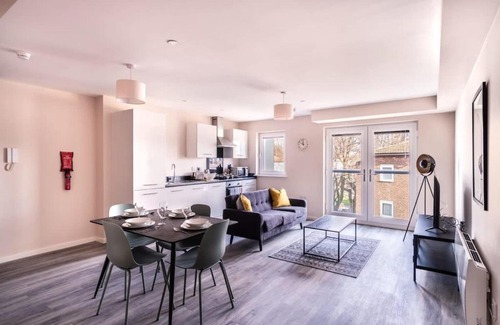 Old Trafford Apartment | Modern & Stylish 2 Bed Apartment in Manchester