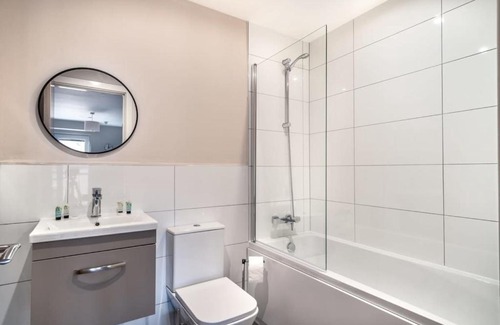 Old Trafford Apartment | Modern & Stylish 2 Bed Apartment in Manchester