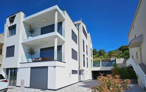 Komarna Apartment | Modern Unit with Ocean View