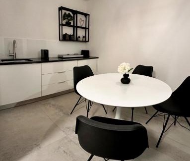 Komarna Apartment | Modern Unit with Ocean View