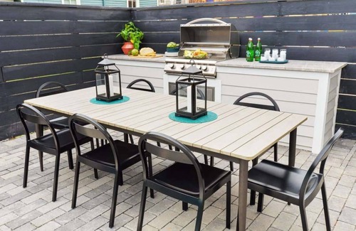 Faubourg Lafayette Hotel | Modern Units With Heated Pool