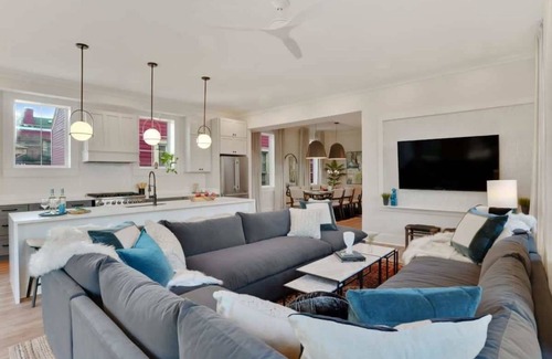 Faubourg Lafayette Hotel | Modern Units With Heated Pool