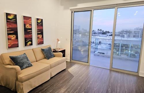 Hollywood Apartment | Modern Venice Beach Stay - Walk to Marina & Boardwalk