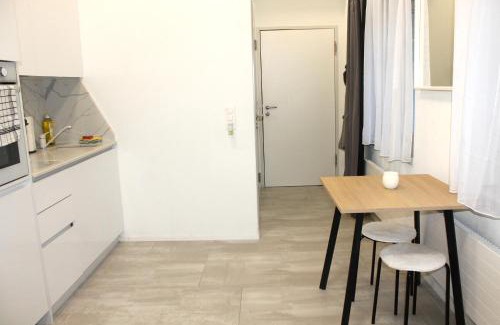 Bilten Apartment | Modernes Studio mit eigenem Bad, Küche & Parkplatz
