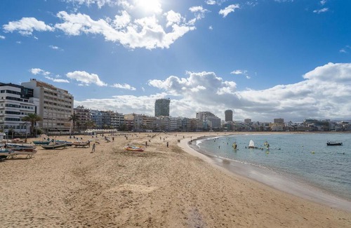 Las Palmas de Gran Canaria Apartment | Moderno Apto en Playa de Las Canteras con Parking!
