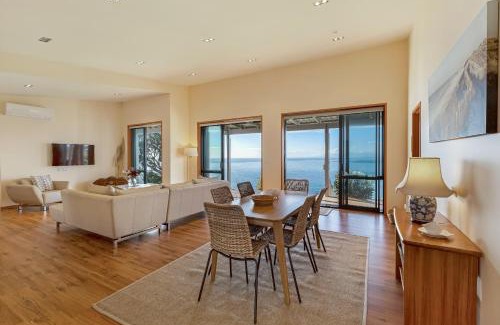 Onetangi House | Moeraki with private walkway to Onetangi Beach by Waiheke Unlimited