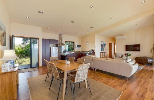 Onetangi House | Moeraki with private walkway to Onetangi Beach by Waiheke Unlimited