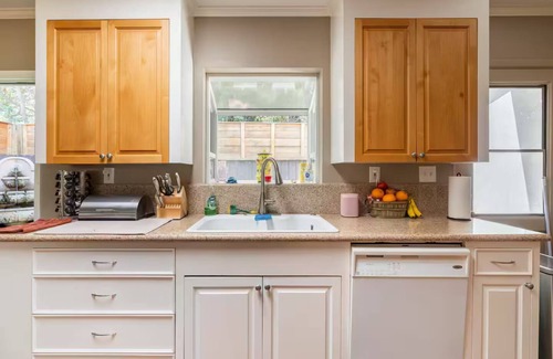 Montecito Cottage | Montecito Beach Cottage. Walk to restaurants.
