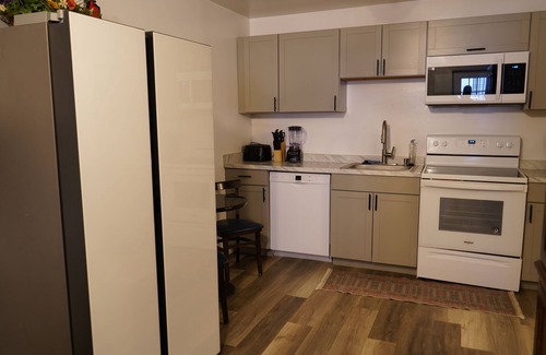 South Memphis Cottage | MONTHLY STAYS-Spacious Guest House w/8+ Beds- Near Downtown & Medical District
