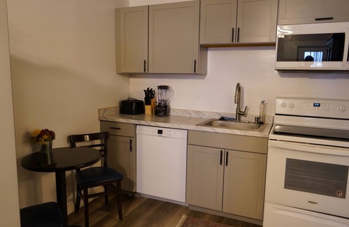 South Memphis Cottage | MONTHLY STAYS-Spacious Guest House w/8+ Beds- Near Downtown & Medical District